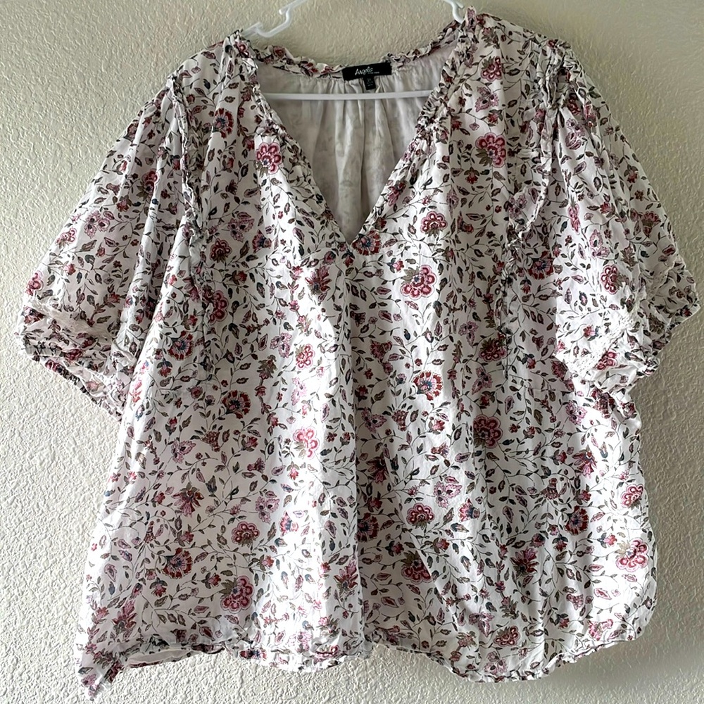 Size 3xl fits US20-22 floral blouse